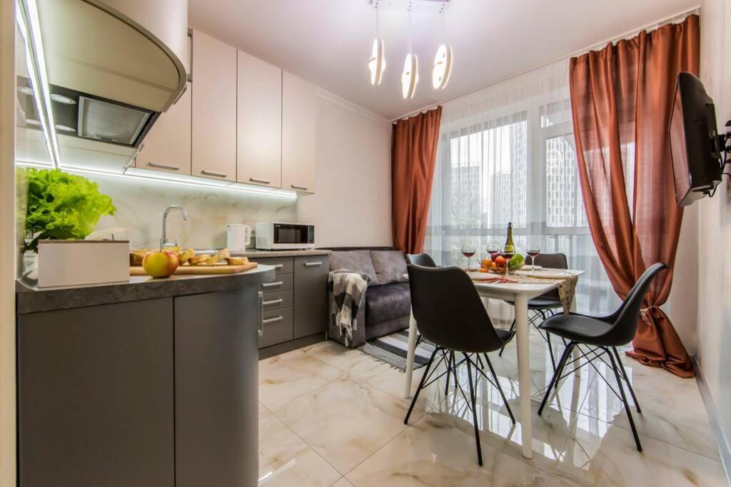 Новые Светлые Апартаменты Метро Славутич Kiev Esterno foto