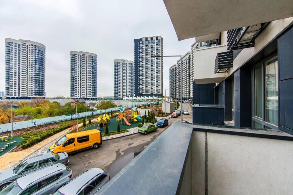 Новые Светлые Апартаменты Метро Славутич Kiev Esterno foto