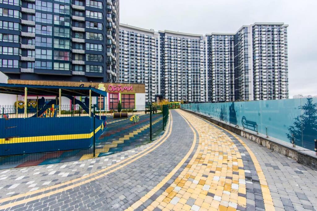 Новые Светлые Апартаменты Метро Славутич Kiev Esterno foto